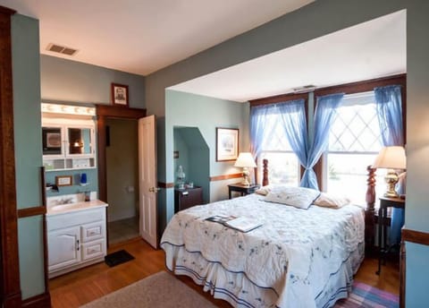 Room (Blue Ridge Room) | Premium bedding, individually decorated, individually furnished, desk