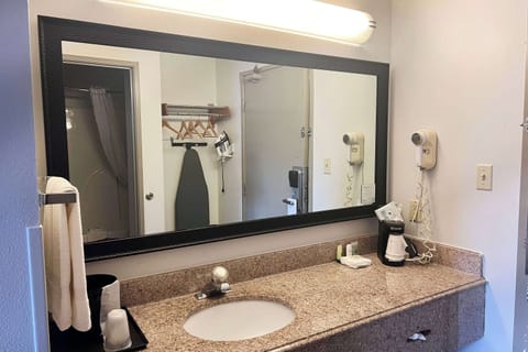 Combined shower/tub, free toiletries, hair dryer, towels