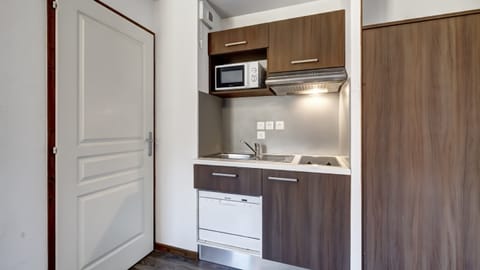 Studio with a cabin for 4 people | Private kitchenette | Stovetop, coffee/tea maker, electric kettle, cookware/dishes/utensils