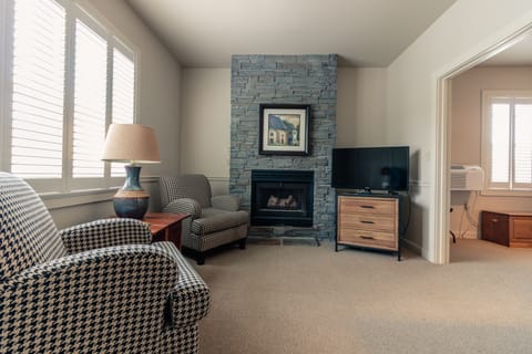 King Fireplace Suite | Living area | 32-inch flat-screen TV with cable channels, TV