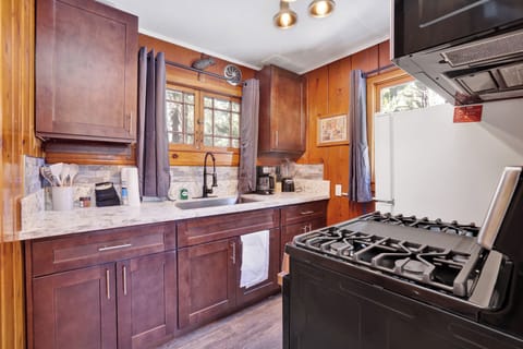 Cabin, 1 King Bed, Hot Tub, Mountain View (102) | Private kitchen | Coffee/tea maker