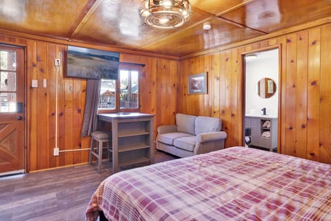 Cabin, 1 King Bed, Hot Tub, Mountain View (103) | 1 bedroom, individually decorated, individually furnished, bed sheets