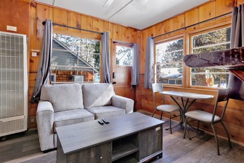 Cabin, 1 King Bed, Hot Tub, Mountain View (105) | Living area