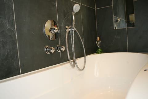 Deep soaking bathtub