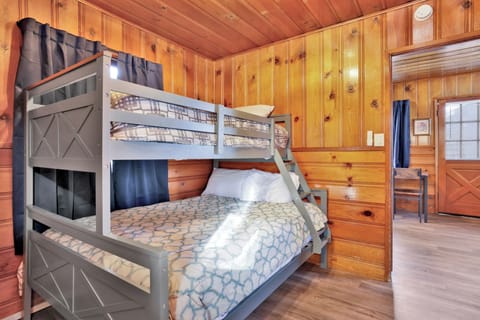 Cabin, Multiple Beds, Hot Tub, Mountain View (106) | 2 bedrooms, individually decorated, individually furnished, bed sheets