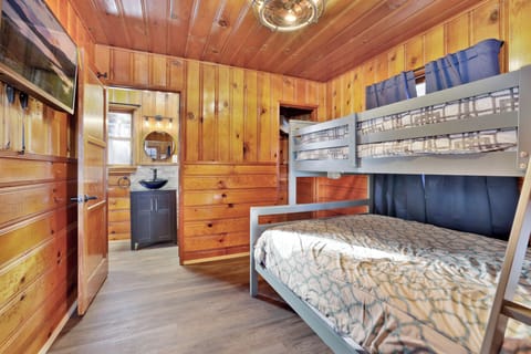 Cabin, Multiple Beds, Hot Tub, Mountain View (106) | 2 bedrooms, individually decorated, individually furnished, bed sheets