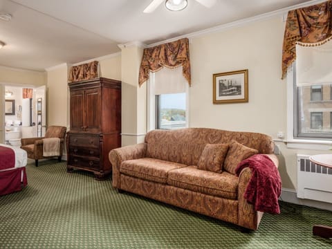 King Junior Suite | In-room safe, individually decorated, individually furnished, desk