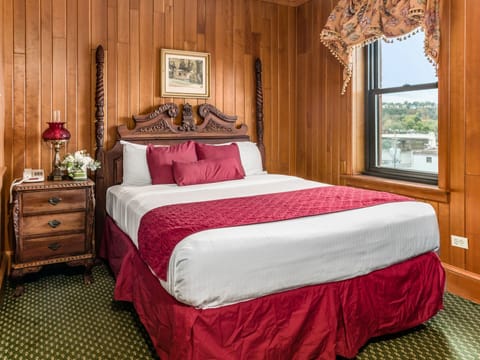 Queen Junior Suite | In-room safe, individually decorated, individually furnished, desk