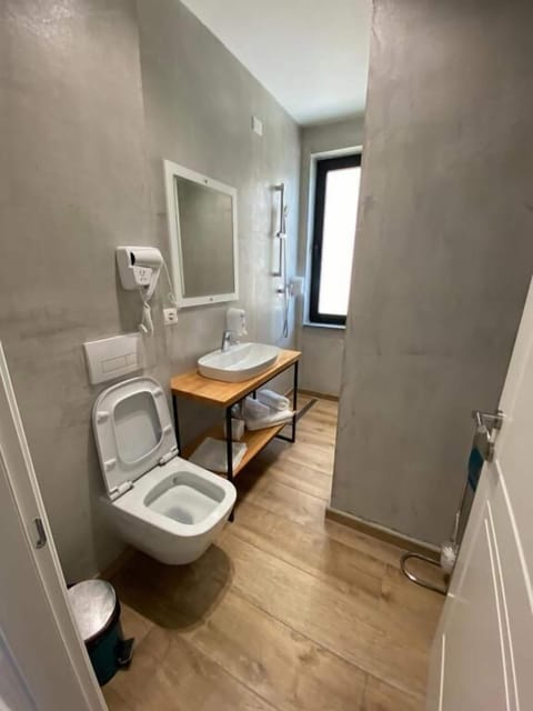 Triple Room | Bathroom | Shower, free toiletries, hair dryer, towels