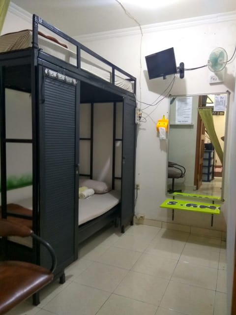 Bunk Bed Shared Bathroom Fan TV Cable | Free WiFi, bed sheets