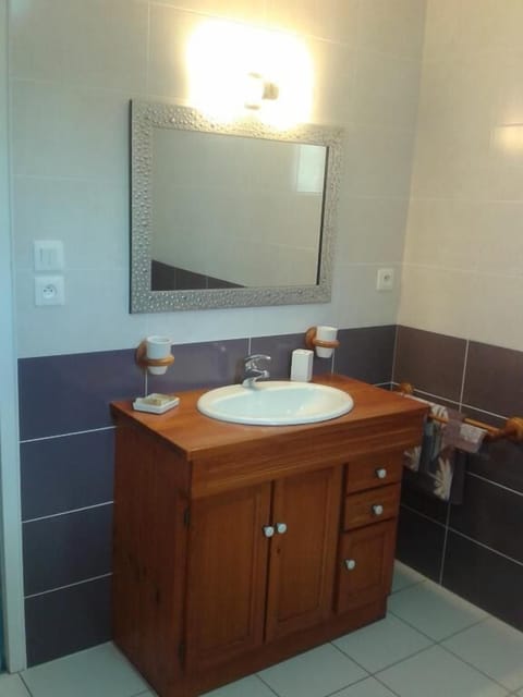 Triple Room (L'Orchidée) | Bathroom sink