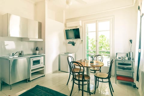 Studio, Balcony, Courtyard View (No.4) | Private kitchen | Fridge, microwave, oven, stovetop