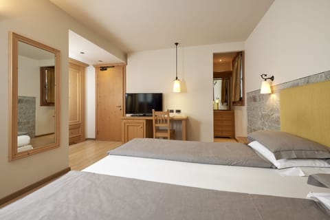 Standard Double or Twin Room | Minibar, in-room safe, desk, free WiFi