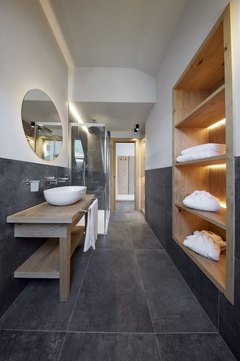 Junior Studio Suite | Bathroom | Free toiletries, hair dryer, bidet, towels