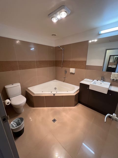 Executive King Spa Suite | Bathroom | Hair dryer, towels