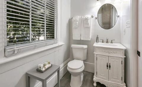 #2 Franklin | Bathroom | Combined shower/tub, free toiletries, slippers, towels