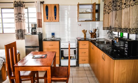 Deluxe Studio Suite (2 Twin Beds) | Private kitchen | Fridge, microwave, oven, stovetop