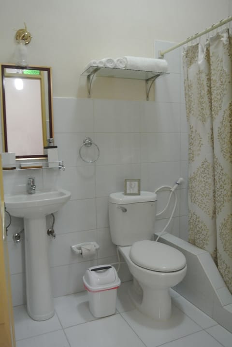 Double Room, Multiple Beds (#1) | Bathroom | Combined shower/tub, rainfall showerhead, free toiletries, hair dryer