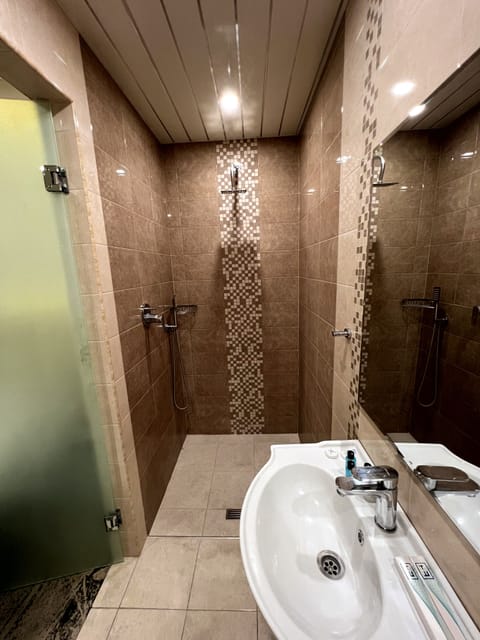 Comfort Twin Room | Bathroom | Combined shower/tub, spring water tub, rainfall showerhead