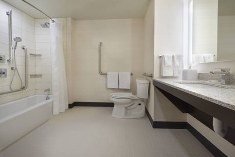 Studio, 1 King Bed | Bathroom | Combined shower/tub, free toiletries, hair dryer, towels