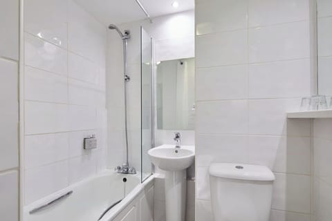 Combined shower/tub, free toiletries, hair dryer, towels