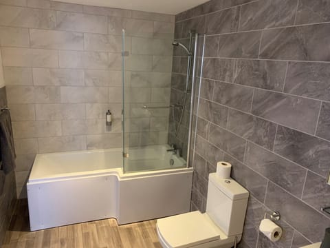 Classic Double or Twin Room | Bathroom | Shower, free toiletries, hair dryer, towels