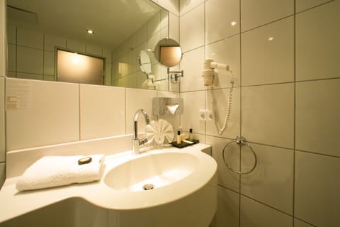 Comfort Single Room | Bathroom | Shower, hair dryer, bathrobes, slippers