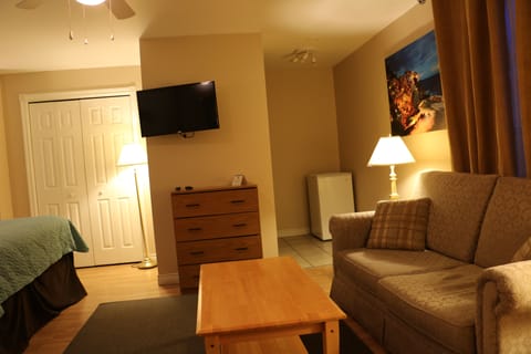 Standard Room, 1 King Bed | Desk, iron/ironing board, free WiFi