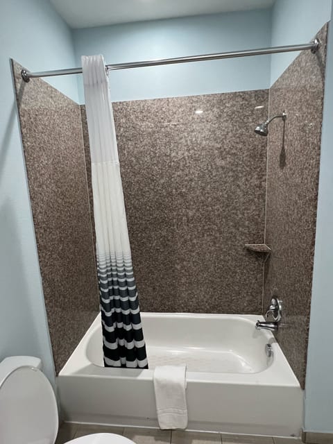 Combined shower/tub, free toiletries, hair dryer