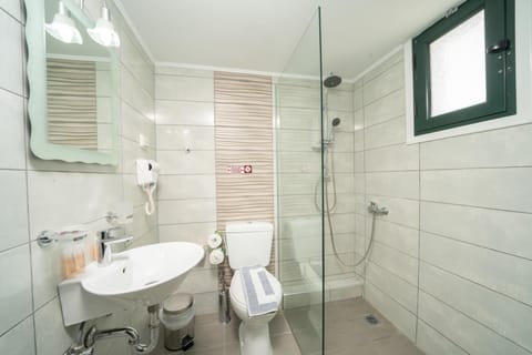 Duplex | Bathroom | Shower, free toiletries, hair dryer, towels