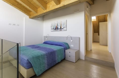 Duplex | In-room safe, free WiFi, bed sheets, wheelchair access