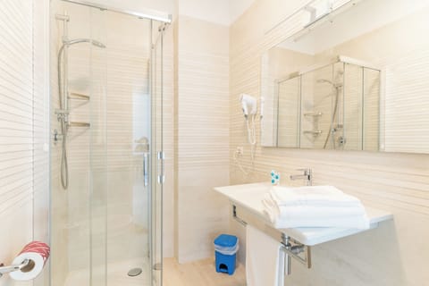 Apartment | Bathroom | Shower, hair dryer, bidet, towels