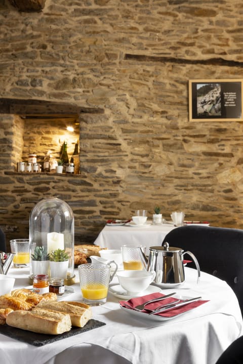 Breakfast, dinner served; local cuisine, ocean views 