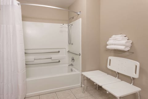 Combined shower/tub, free toiletries, hair dryer, towels