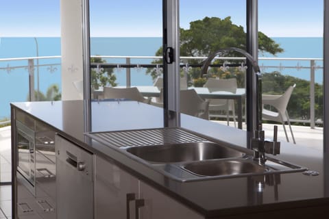 Sub Penthouse Oceanview | Private kitchen | Fridge, microwave, oven, stovetop