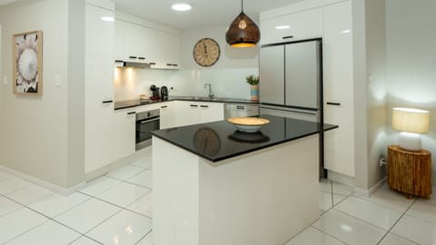 Deluxe Apartment, 3 Bedrooms | Private kitchen | Fridge, microwave, oven, stovetop