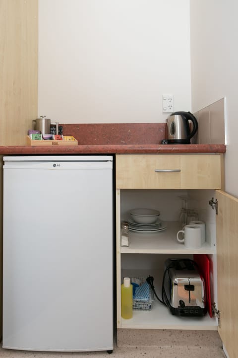 Compact Studio, 1 Queen Bed | Private kitchenette | Fridge, coffee/tea maker, electric kettle