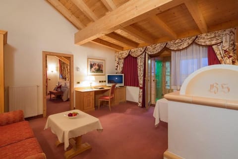 Luxury Studio Suite, Sauna | Living area | 32-inch TV with satellite channels