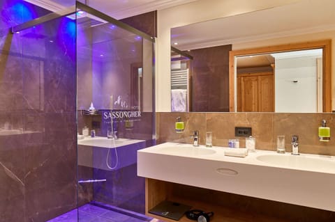 Egyptian cotton sheets, premium bedding, down comforters, minibar