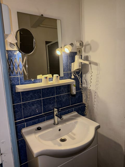 Comfort Double Room | Bathroom | Hair dryer, towels