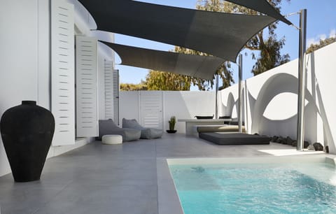 Outdoor pool, pool umbrellas, sun loungers