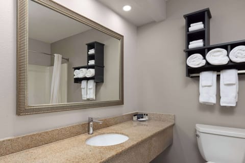 Suite, 1 Bedroom, Non Smoking (Efficiency) | Bathroom | Combined shower/tub, hair dryer, towels