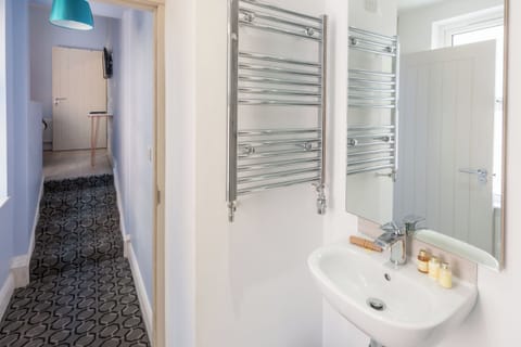 Deluxe Double Room, Ensuite | Bathroom | Free toiletries, hair dryer, towels, soap