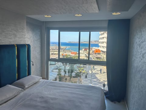 Luxury Room, 1 King Bed, Sea View | Individually decorated, laptop workspace, soundproofing