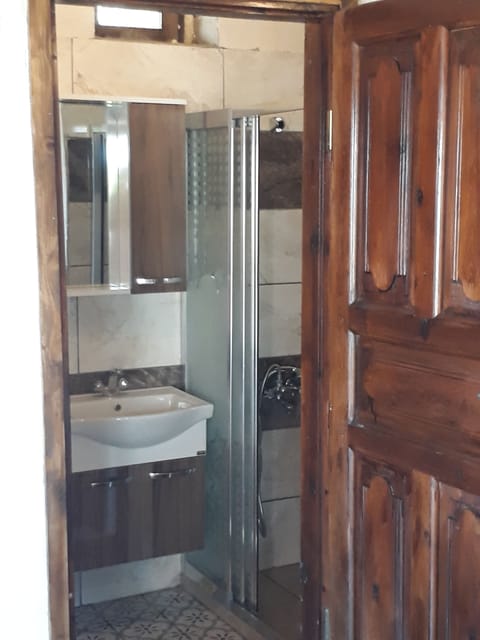 Classic Triple Room | Bathroom | Shower, free toiletries, hair dryer, slippers