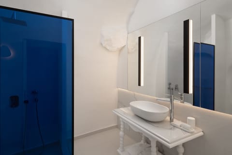 Suite, Jetted Tub | Bathroom | Shower, jetted tub, free toiletries, hair dryer