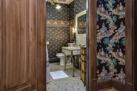 Suite (John O'Day) | Bathroom | Deep soaking tub, free toiletries, hair dryer, towels