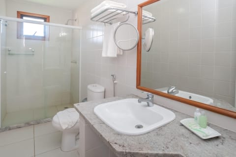 Family Room | Bathroom | Shower, free toiletries, hair dryer, towels