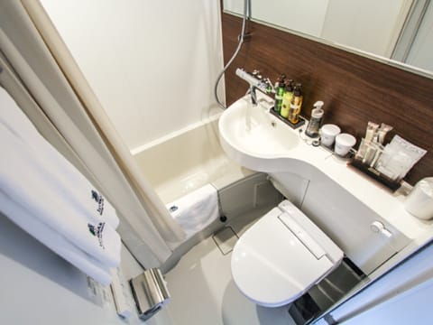 Combined shower/tub, free toiletries, hair dryer, slippers