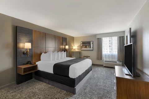 Suite, 1 King Bed, Non Smoking, Refrigerator & Microwave | Premium bedding, pillowtop beds, in-room safe, desk